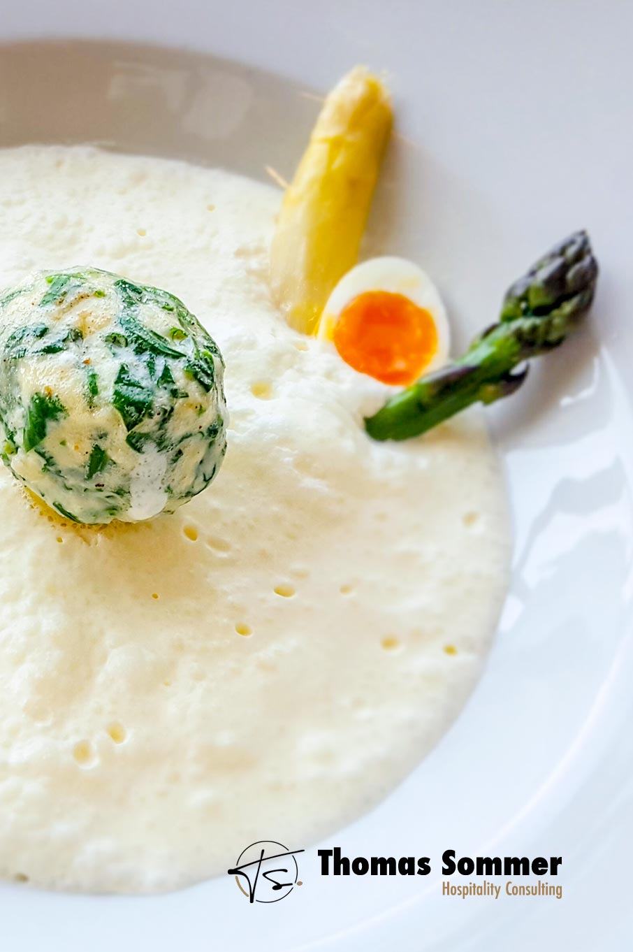 Shaumsuppe vom Weißen Solo Spargel mit Spinat Walnussknödel